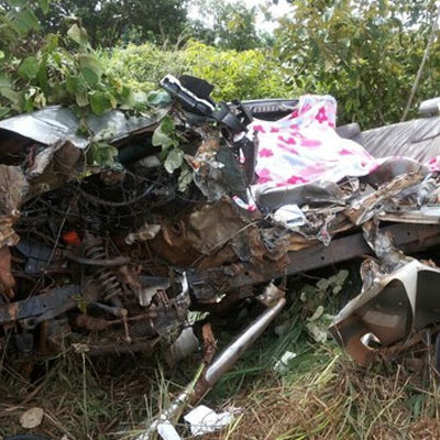 Motorista morre após caminhonete colidir com árvore; veículo marcava cerca de 120 km/h