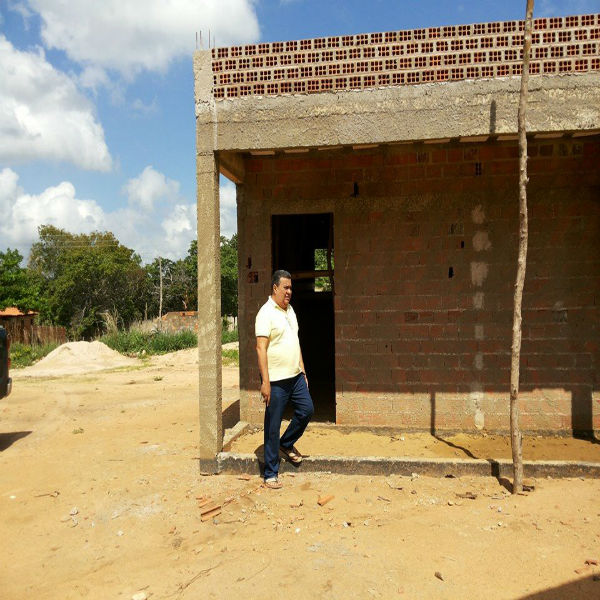 Prefeito Seu Dua visita obras que estão em construção no município