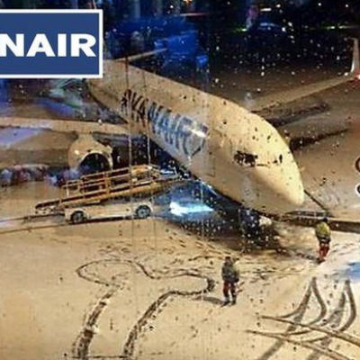 Funcionários são flagrados desenhando um imenso pênis em aeroporto