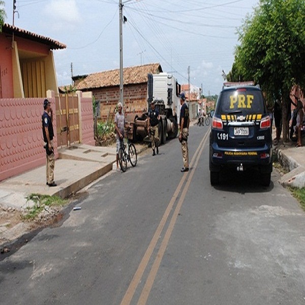 Polícia prende três e recupera carreta roubada na BR-343