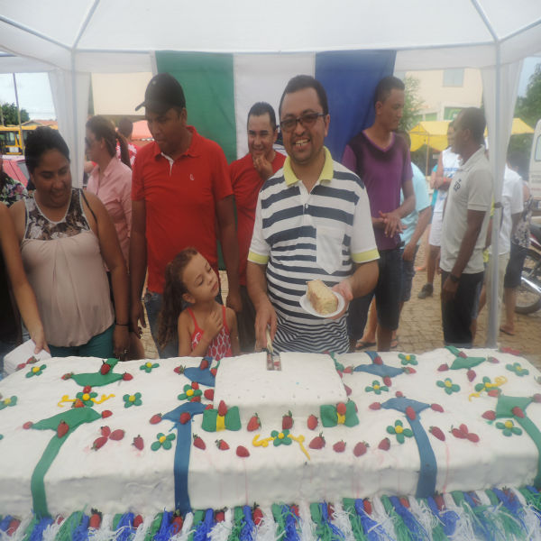 Prefeito faz corte do bolo de 21 anos da cidade
