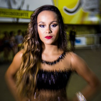 Rainha de bateria da São Clemente tem apenas 16 anos e pai é ciumento
