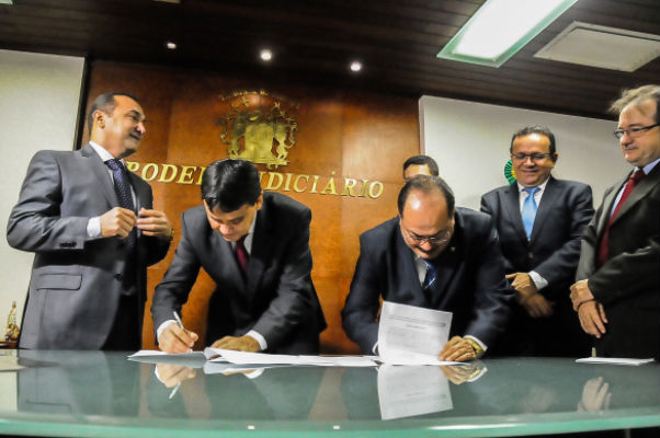 Governo do Estado e TJ assinam termo que obriga empresas contratarem ex-presidiários em obras