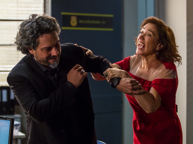 Maria Marta surta e parte para cima de José Alfredo
