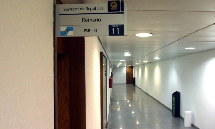 A pedido de Romário, Renan Calheiros mudou número do gabinete do ex-jogador de 4 para 11
