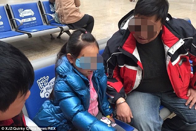 Pai algema filha a si durante viagem temendo que criança fosse sequestrada