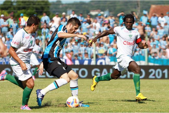 Moreno sai do banco, decide o jogo e Grêmio vence o Avenida por 3 x 1