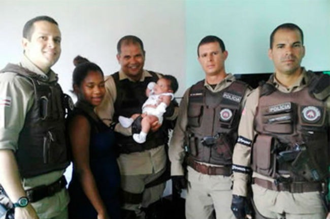 Por telefone, policiais salvam bebê que se engasgou enquanto tomava leite