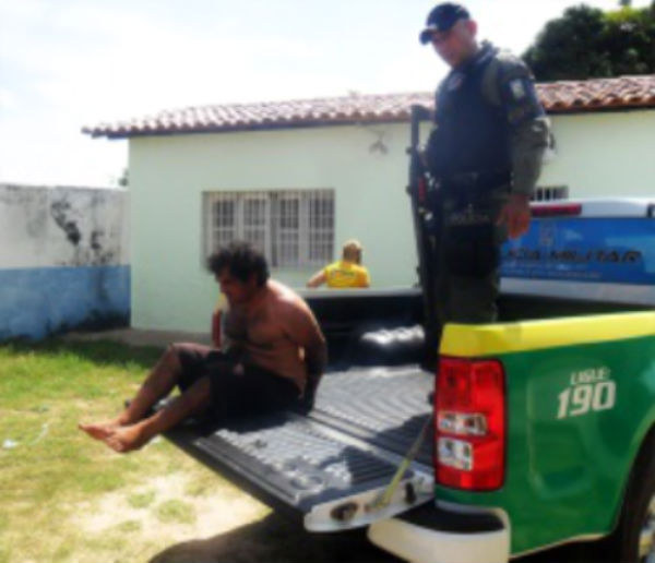 Homem é preso após invadir residência e quebrar objetos em Altos