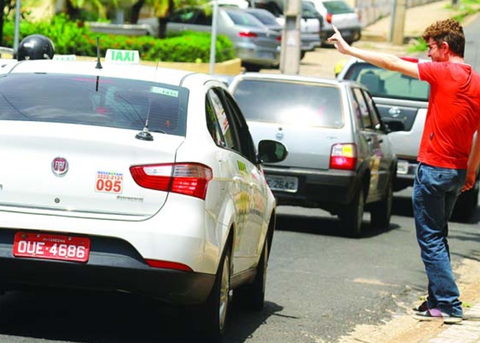 Frota de táxis atende apenas 30% dos clientes de Teresina