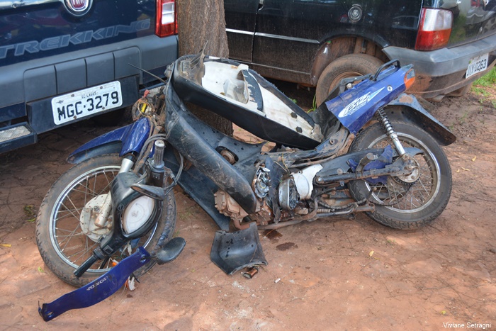 Homem morre e dois ficam feridos após colisão entre carro e moto em Corrente
