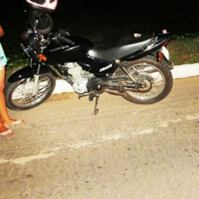 Motociclista com excesso de passageiros fura bloqueio policial e é capturado pela polícia