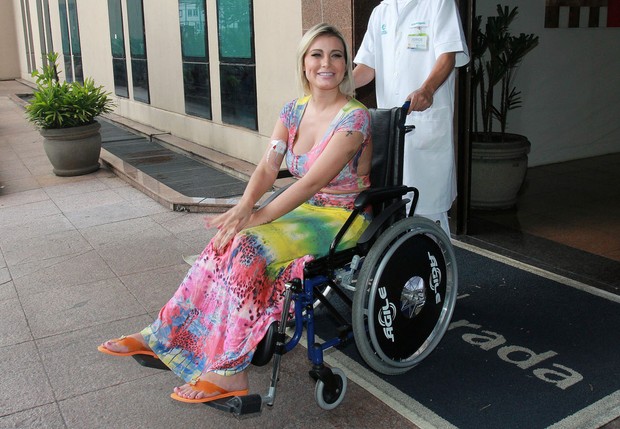 Andressa Urach deixa o hospital após 12 dias internada
