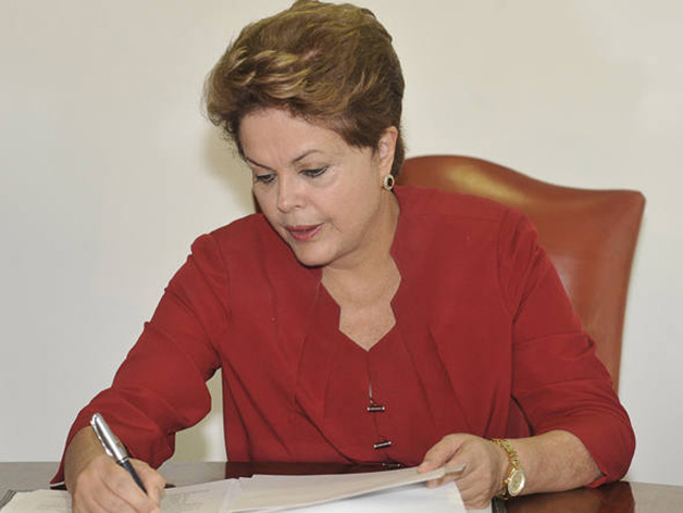 Dilma sanciona sem veto lei que favorece os caminhoneiros