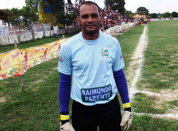 Goleiro é preso durante partida de futebol acusado de agredir árbitro com soco no rosto