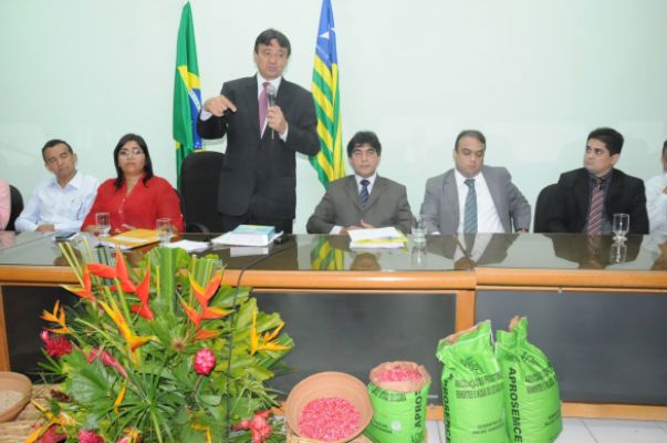 Governador entrega sementes para agricultores de Teresina