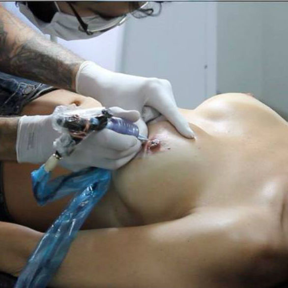 Sem cobrar nada, tatuador refaz mamilos de mulheres com câncer de mama
