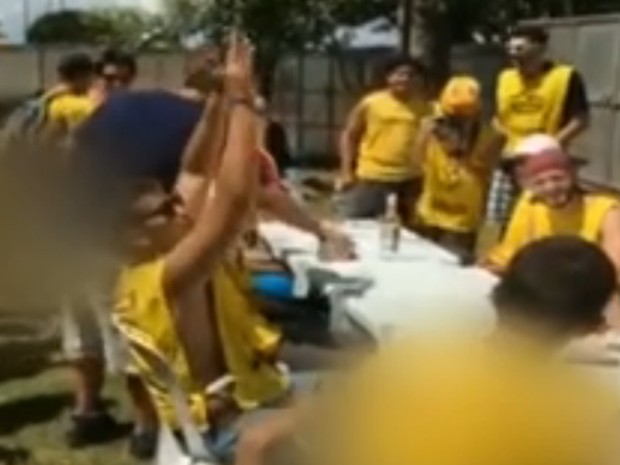 Testemunha relata que público se revoltou quando polícia cancelou evento anunciando morte de jovem:"Queriam beber mais"