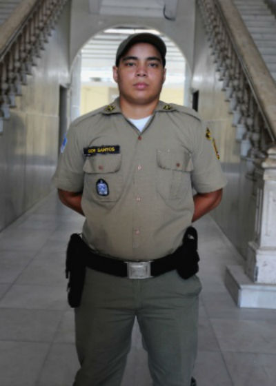 "Tive que me passar por mulher para entrar na polícia", relata transexual