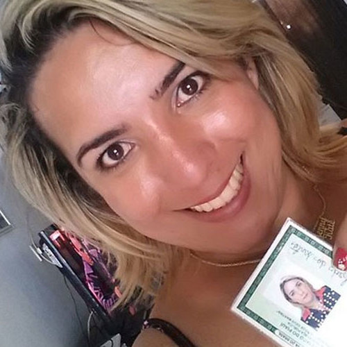 Cabeleireira transexual põe casa à venda por R$ 90 mil para mudar de sexo no Piauí