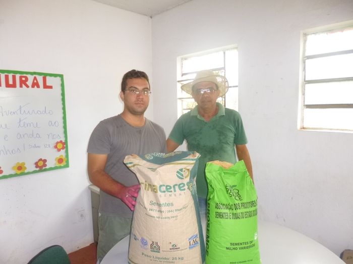 Secretaria de agricultura faz distribuicão de sementes - Imagem 4