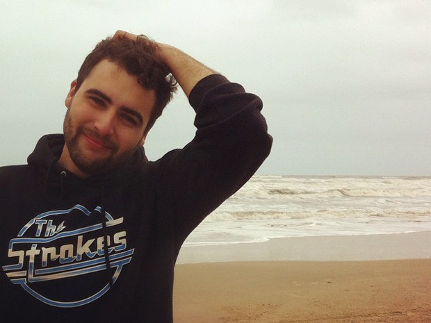 Jovem emociona ao relatar como disse ao irmão mais novo que é homossexual