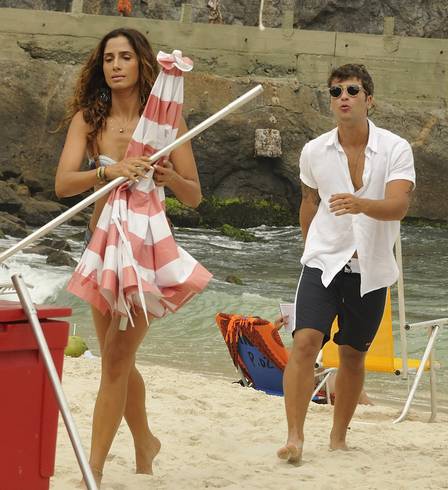 "Babilônia": Murilo se encanta com Regina e assedia namorada do irmão