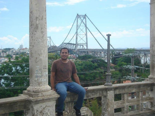 Homem que fez biblioteca com livros de lixão hoje cursa doutorado em federal de SP
