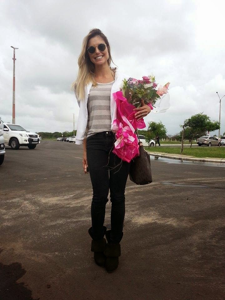 Ex-BBB Flávia Viana é tietada por fãs ao desembarcar no aeroporto de Parnaíba para Paixão de Cristo