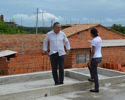 Prefeito Bernildo Val visita obras de construção de creche em Buriti dos Lopes