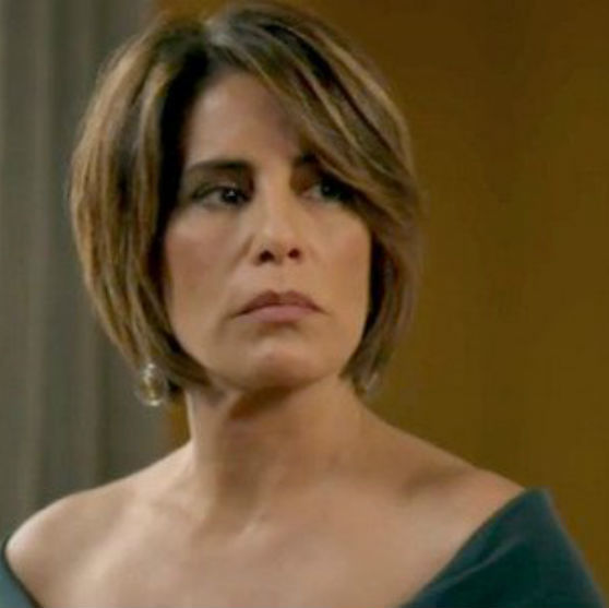 Beatriz quase é linchada e arma para que Inês seja incriminada