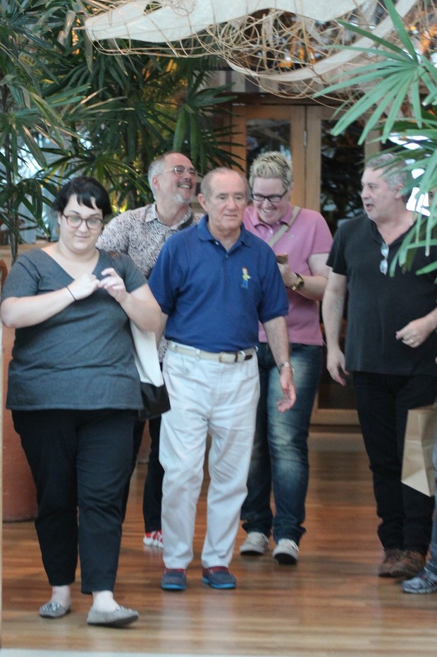 Renato Aragão almoça com filha e amigos em shopping