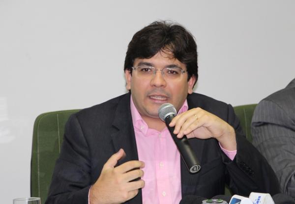 Fonteles aposta em operações de crédito para minimizar crise