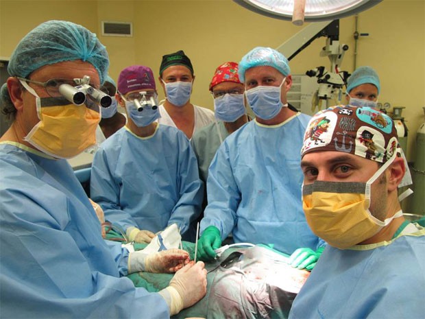 Homem que fez 1º transplante de pênis vai ser pai, revela médico