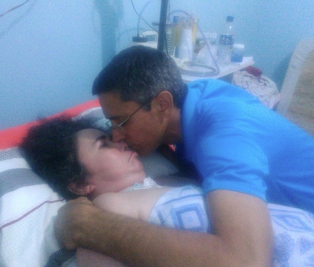 Homem cuida da esposa em estado vegetativo há 7 anos: "Eu a amo"