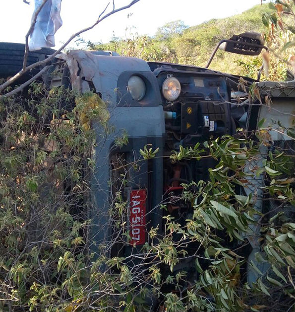 Piauiense perde controle de caminhão, capota e morre na CE-232