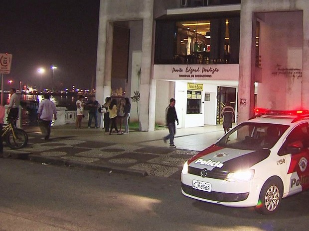 Quadrilha faz arrastão em restaurante e foge de barco em Santos