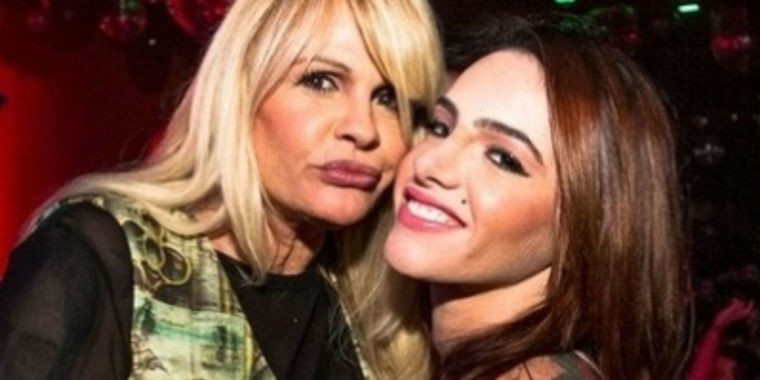 Monique e namorada dizem que só sofrem preconceito da igreja