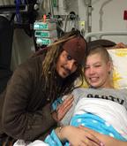 Johnny Depp visita crianças com câncer vestido de Jack Sparrow