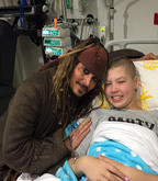 Johnny Depp visita crianças com câncer vestido de Jack Sparrow
