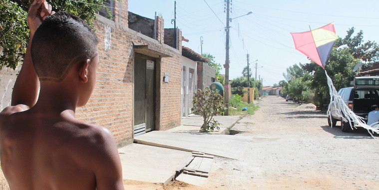 Jovens empinam pipas e geram risco próximo ao Aeroporto de THE
