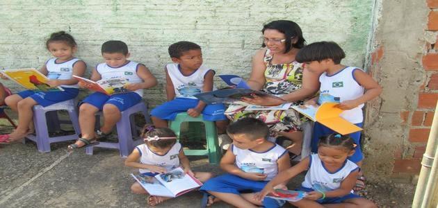 Kombi repleta de livros leva crianças para o mundo da literatura