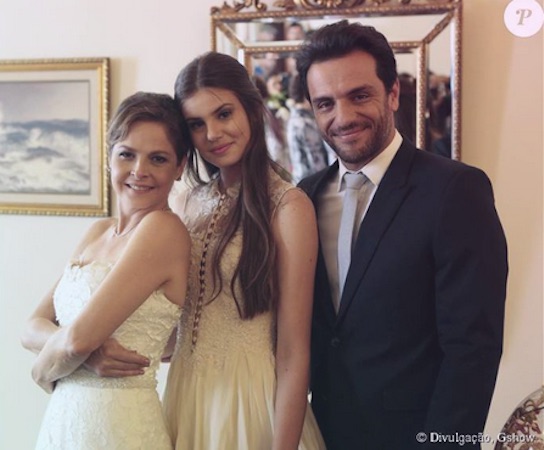 Alex dá cama de casal de presente para Angel e Carolina estranha