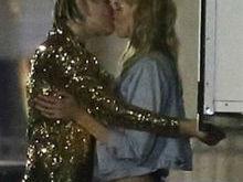 Miley Cyrus e Stella Maxwell são flagradas em estacionamento