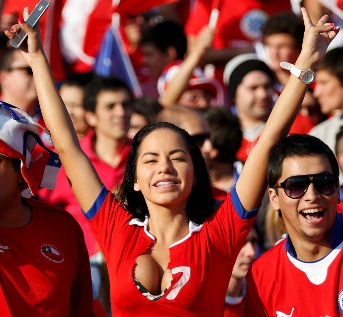 Com decotão, "Larissa Riquelme" vira a casaca e torce pelo Chile