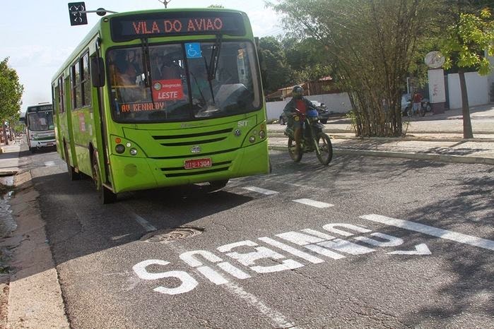 Dirigir em faixas de ônibus passa a ser infração gravíssima