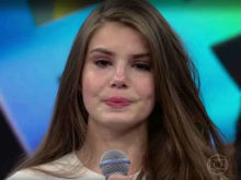 Camila Queiroz chora no 'Domingão do Faustão': 'Sou muito carente'