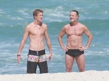 Marcello Novaes exibe boa forma com filho Pedro em praia carioca