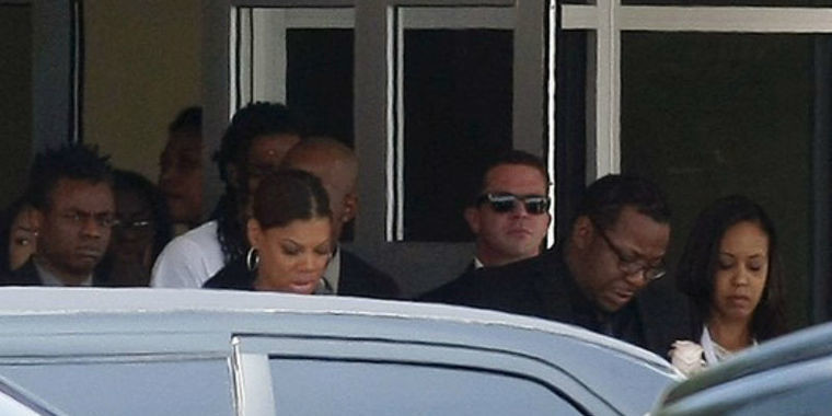 Madrasta tem convulsão após funeral de Bobbi Kristina