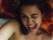 Miley Cyrus posta foto sem blusa durante conversa com uma paquera